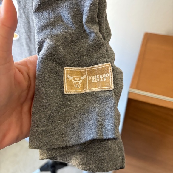 Gray Chicago Bulls Graphic T-Shirt – Size XL - Picture 3 of 6